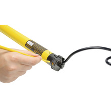 Detailansicht eines Rollladenmotors bei der Installation