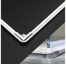 Detailaufnahme eines Metallrahmens und Glases