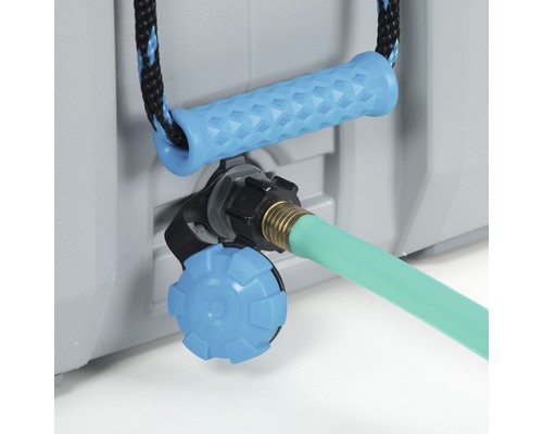 Detailansicht eines Wasserkanisters mit Wasserhahn und Schlauchanschluss.