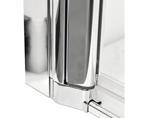 Detailansicht einer Duschkabine mit Chromrahmen