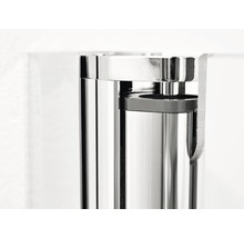 Detailaufnahme eines Duschpaneels aus Metall