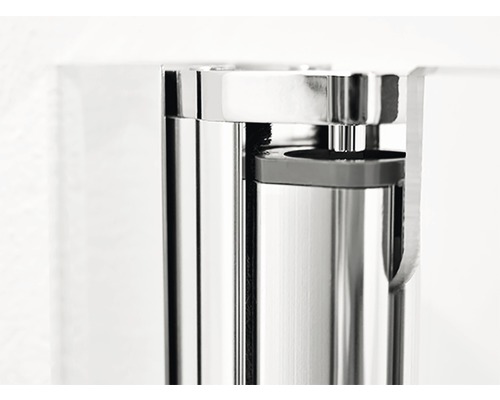 Detailaufnahme eines Duschpaneels aus Metall