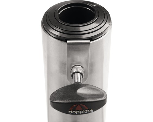 Detailansicht eines Sonnenschirmständers aus Edelstahl mit Feststellschraube und Doppler Logo.