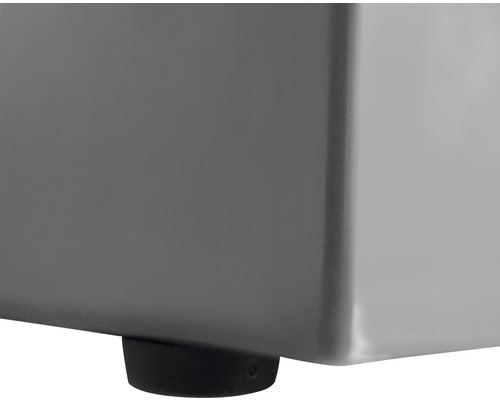 Detailansicht eines Unterschranks mit Füßen.