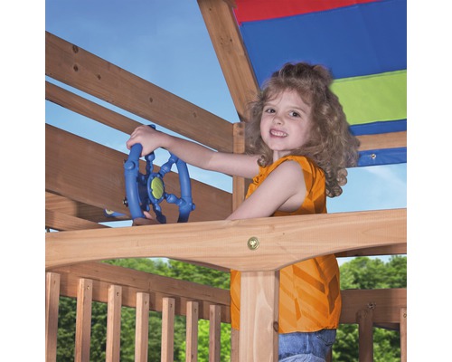 Mädchen spielt mit Steuerrad im Spielturm