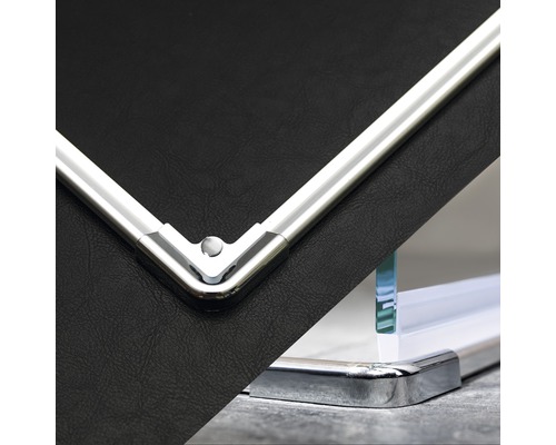 Detailaufnahme eines Tisches mit Metallecken