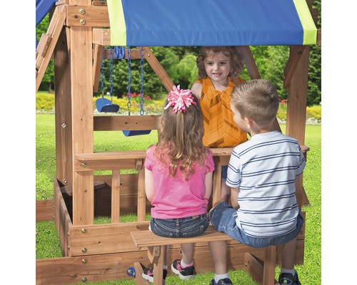 Spielhaus mit Schaukel und drei Kindern