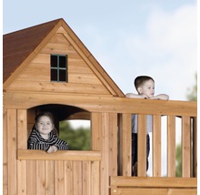 Holzspielhaus mit zwei Kindern