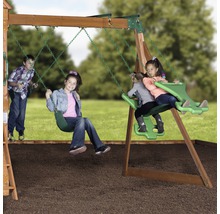 Spielplatz mit Schaukeln für Kinder im Garten.