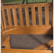 Detailansicht eines Holz-Spielhauses mit Sitzgelegenheit