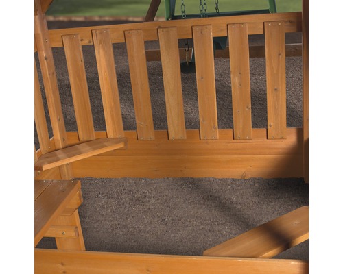 Detailansicht eines Holz-Spielhauses mit Sitzgelegenheit