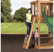 Spielturm aus Holz mit Kletterwand, Rutsche und zwei Kindern im Garten.