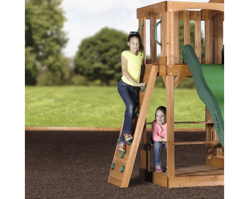 Spielturm aus Holz mit Kletterwand, Rutsche und zwei Kindern im Garten.