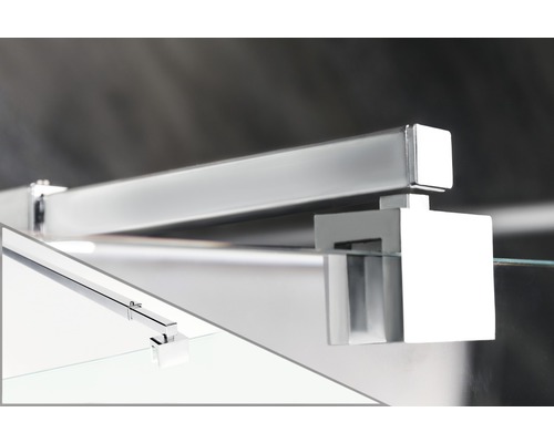 Detailaufnahme eines Duschkabinenbeschlags mit Stabilisationsstange