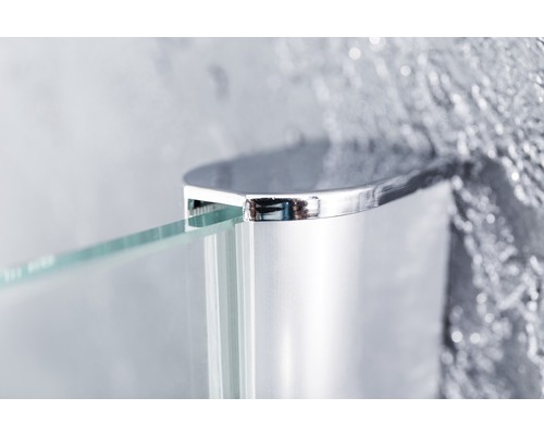 Detailaufnahme einer Duschwand mit Chromprofil und Glas