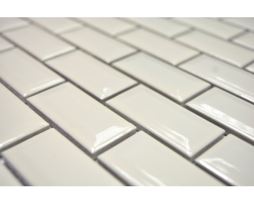 Rechteckige Fliesen im Fischgrätenmuster