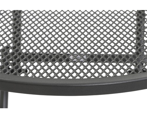 Detailaufnahme eines Metalltisches mit Gitterstruktur