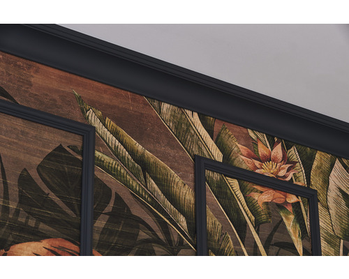 Detailaufnahme einer floralen Mustertapete mit Zierleisten