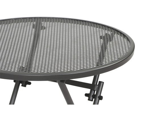 Detailansicht eines runden Gartentisches mit Metallgittertischplatte.