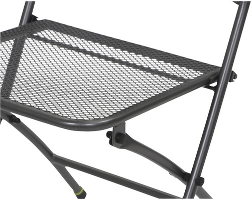 Detailansicht eines Klappstuhls mit Sitzfläche aus Metallgitter