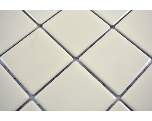 Detailaufnahme von quadratischen Mosaikfliesen