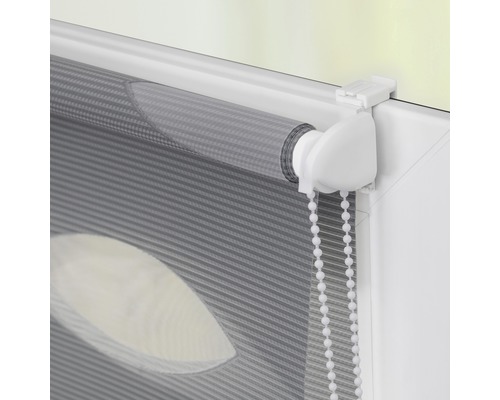Graues Doppelrollo mit Kettenzug und Blattmuster am Fenster