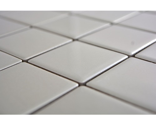 Nahaufnahme von quadratischen, glänzenden Fliesen