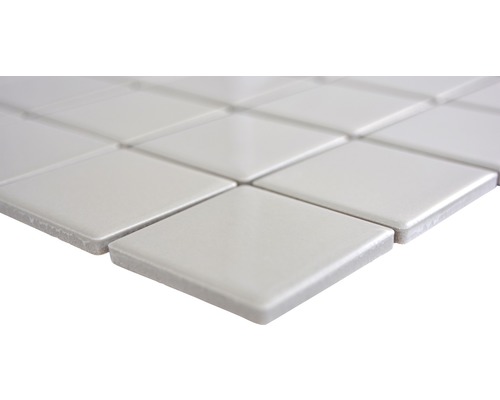 Nahaufnahme von quadratischen, glasierten Fliesen