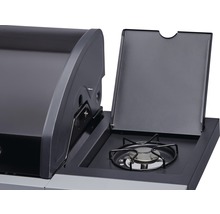 Detailansicht eines Gasgrills mit Seitenbrenner und geöffnetem Deckel