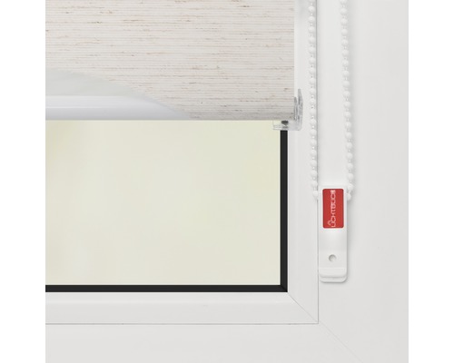 Detailansicht eines Fensters mit einem Lichtblick Rollo, das teilweise heruntergelassen ist, mit Kettenzug