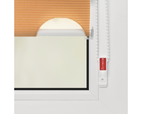 Detailansicht eines Fensters mit Rollo und Kettenzug