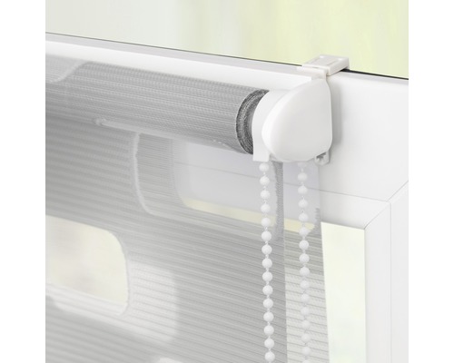 Rollo mit Perlenkette am Fenster