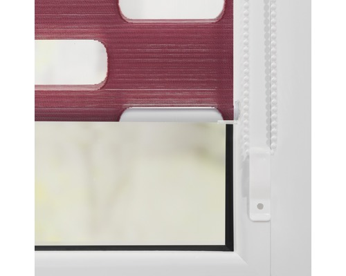 Nahaufnahme eines Fensterrollos mit Kettenzug