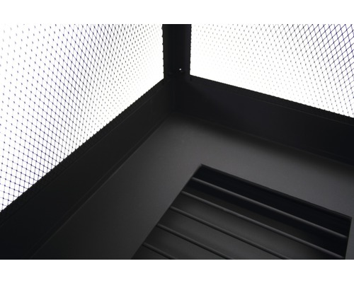 Detailansicht eines schwarzen Ofens mit Lüftungsgitter und Drahtgeflecht