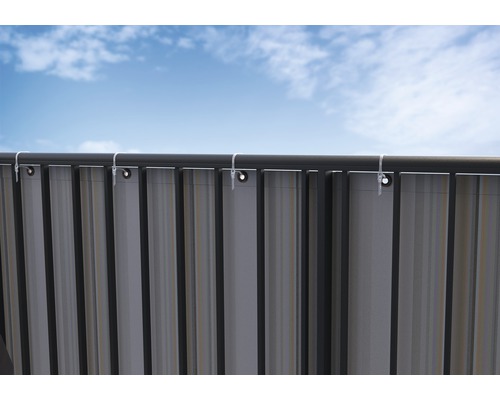Sichtschutzzaun mit Befestigungselementen vor blauem Himmel