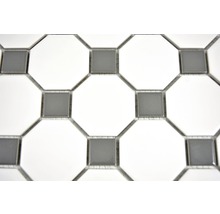 Detailaufnahme eines Mosaiks mit achteckigen und quadratischen Fliesen