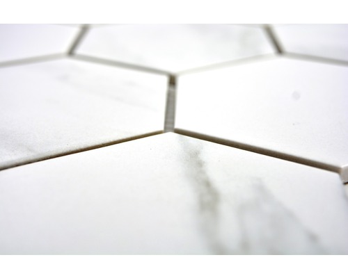 Nahaufnahme von sechseckigen Fliesen