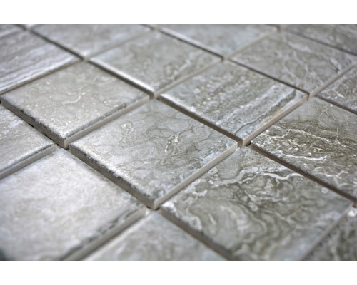 Nahaufnahme von quadratischen Mosaikfliesen mit Marmoroptik