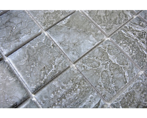 Nahaufnahme von Mosaikfliesen mit Steinoptik