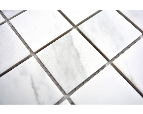 Quadratische Mosaikfliesen aus Marmor