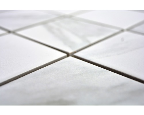 Nahaufnahme von quadratischen, hellen Marmorfliesen mit Fugen