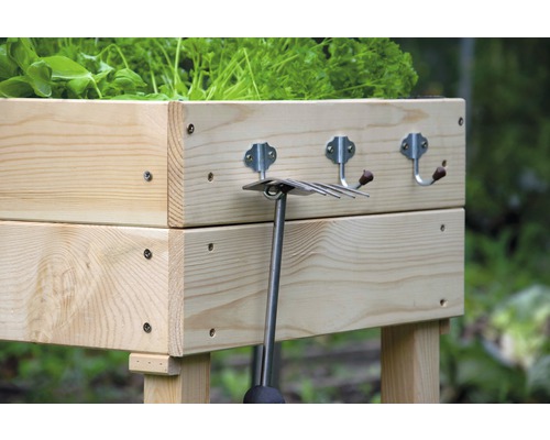 Hochbeet aus Holz mit Gartenwerkzeug