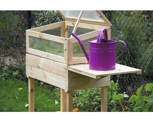 Hochbeet aus Holz mit aufklappbarem Deckel und lila Gießkanne