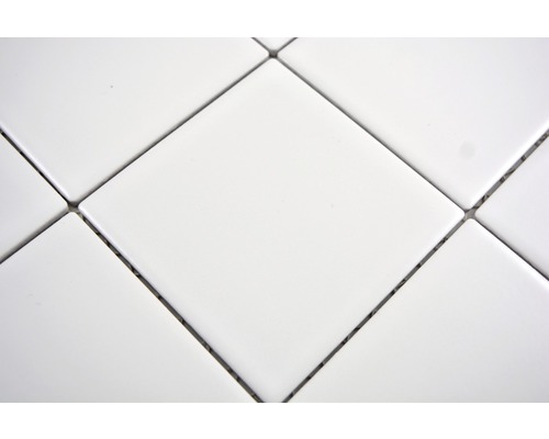 Detailaufnahme von weißen quadratischen Fliesen mit Fugen