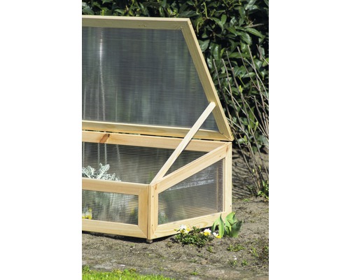 Holzfrühbeet mit geöffnetem Deckel im Garten