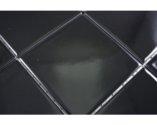 Nahaufnahme von schwarzen Mosaikfliesen