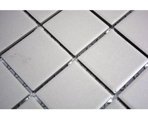 Quadratisches Mosaik aus Keramik auf Netz