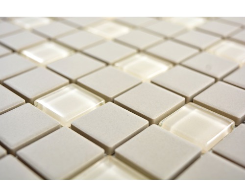 Nahaufnahme von hellen Mosaikfliesen aus Keramik und Glas