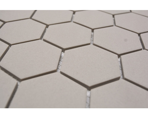 Nahaufnahme von sechseckigen Bodenfliesen.