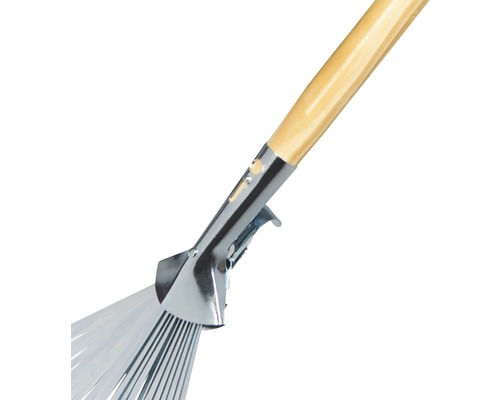 Laubbesen mit Holzstiel und Metalleinfassung